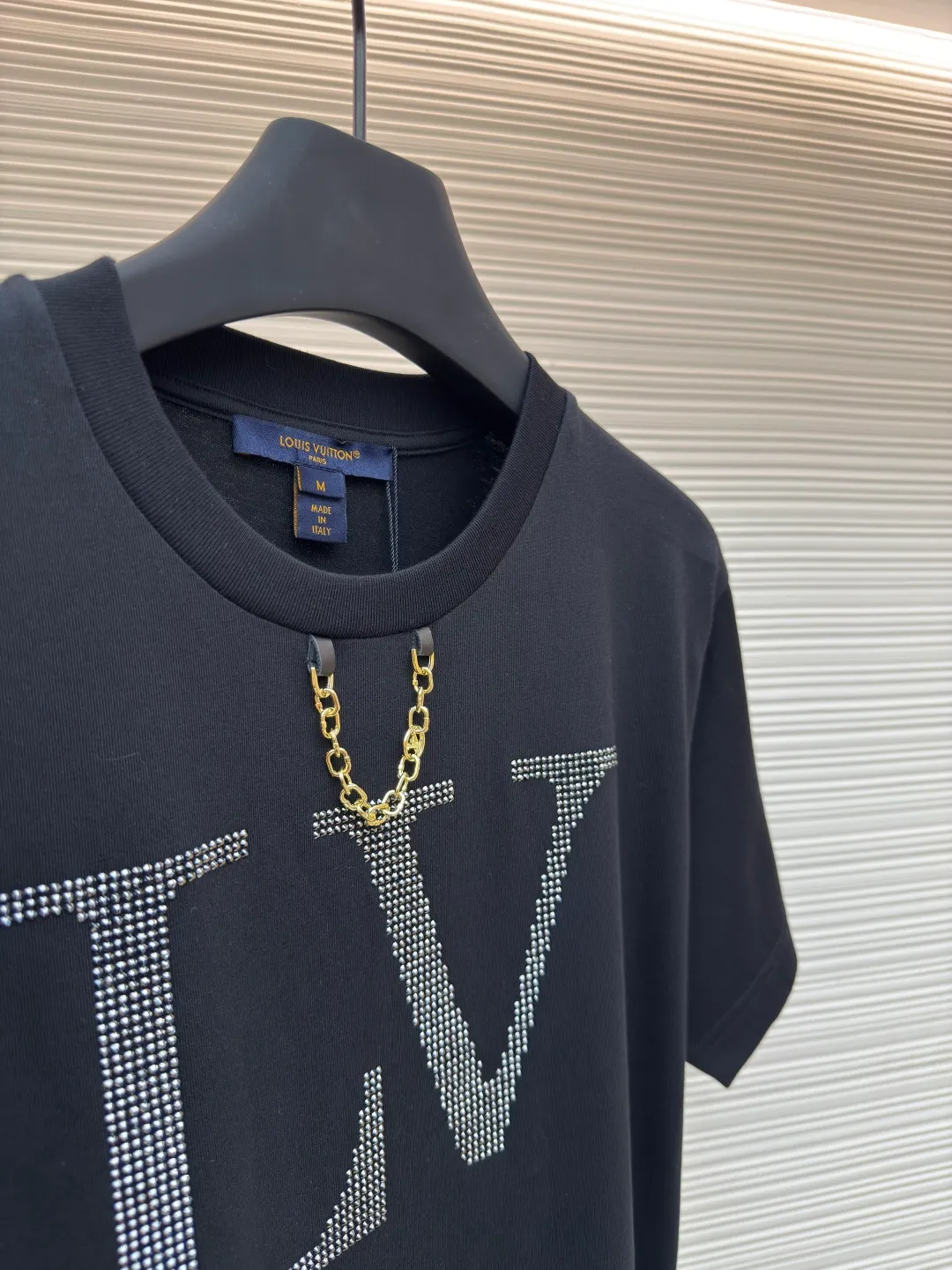 LOUIS VUITTON Hot Diamond Logo Short Sleeves [Women's Clothing] ●Item No.: 1680359-A15 ●Material: Knitted rib fabric ●Technology: Hot Diamond Production ●Version: Fitted version ●Weight: about 205 grams ●Size: Brilliant rhinestones frame the large LV letters, and LV chains illuminate the crew neck. The overall wiring is straight and delicate, the fabric is comfortable and soft, and the color is consistent without color difference. It can be matched with the same style to create a fashionable look and control various occasions. Customized accessories, complete with three standards, same style for men and women!